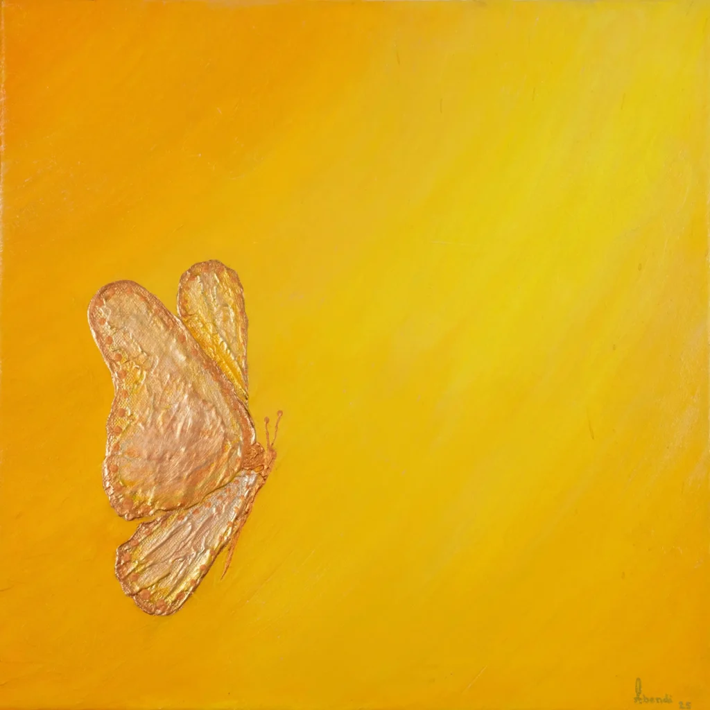 Minimalistische abstrakte Acrylkunst mit goldenem Schmetterling aus Struktur auf leuchtend gelbem Hintergrund.