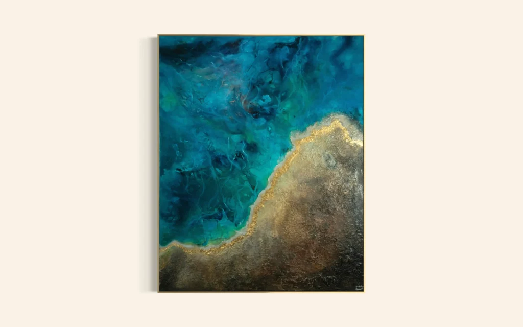 Abstrakte Acrylkunst in Blau-, Türkis- und Goldtönen mit organischer Küstenstruktur.
