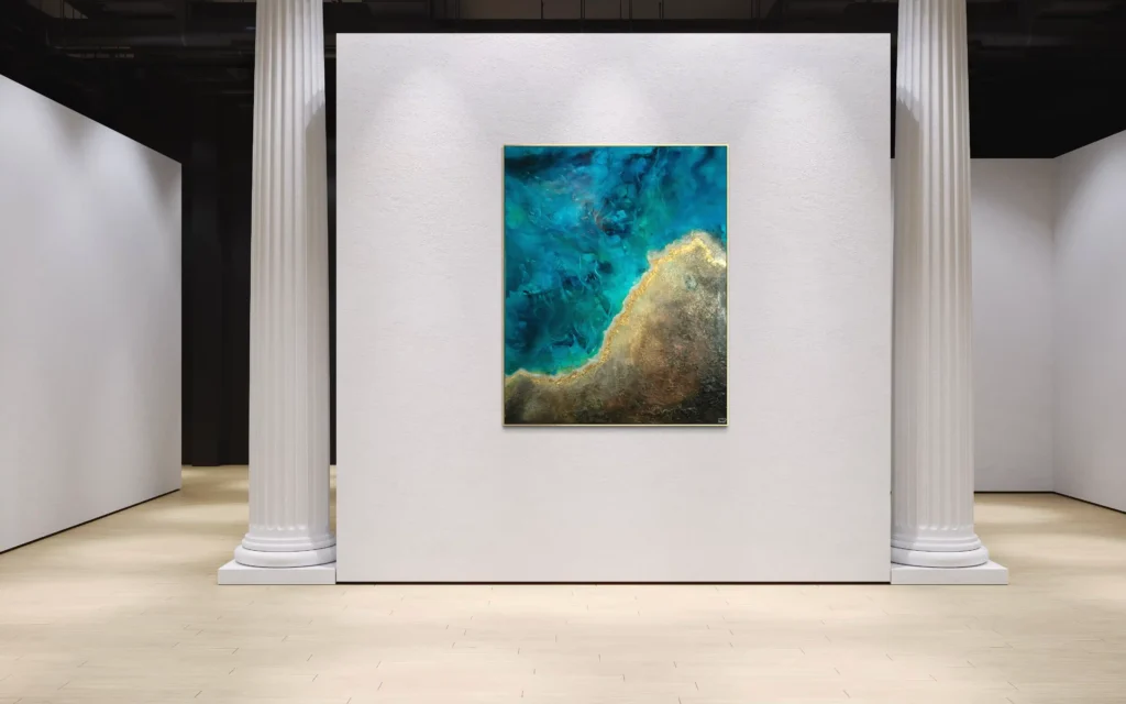 Abstrakte Acrylkunst in Blau-, Türkis- und Goldtönen mit organischer Küstenstruktur.
