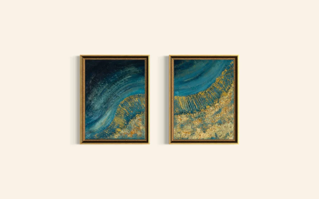 Diptychon aus abstrakter Acrylkunst in Blau- und Goldtönen mit fließender Wellenbewegung.