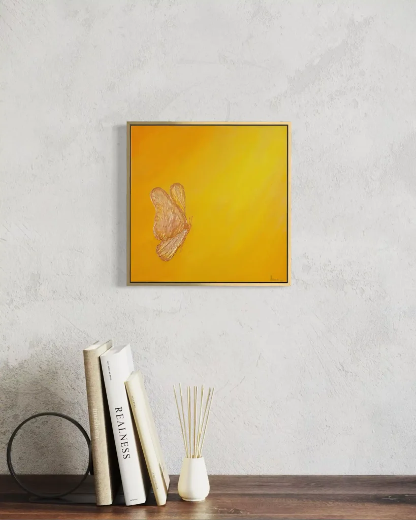Minimalistische abstrakte Acrylkunst mit goldenem Schmetterling aus Struktur auf leuchtend gelbem Hintergrund.