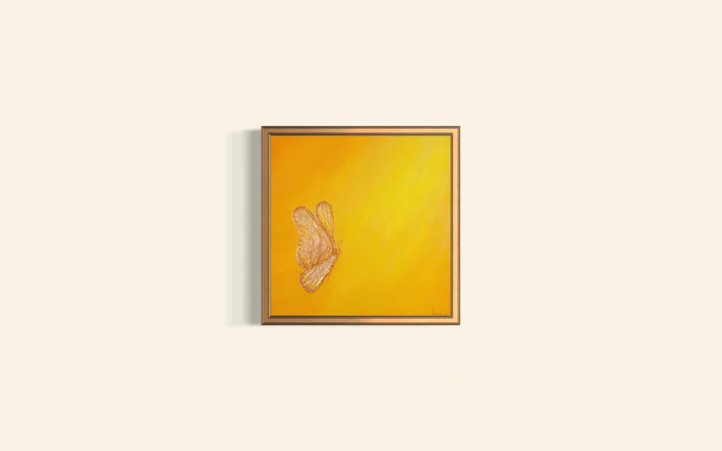 Minimalistische abstrakte Acrylkunst mit goldenem Schmetterling aus Struktur auf leuchtend gelbem Hintergrund.