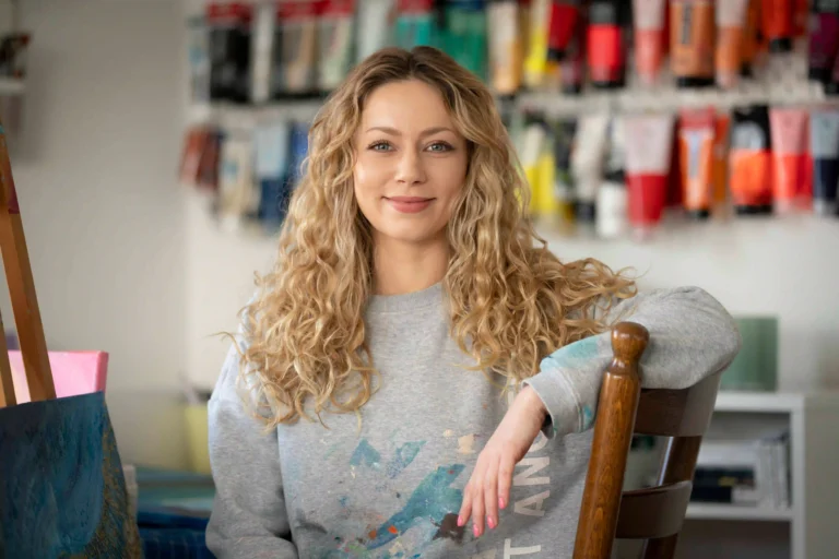 Portrait der zeitgenössischen Künstlerin Janina Abendroth im Mal-Atelier.
