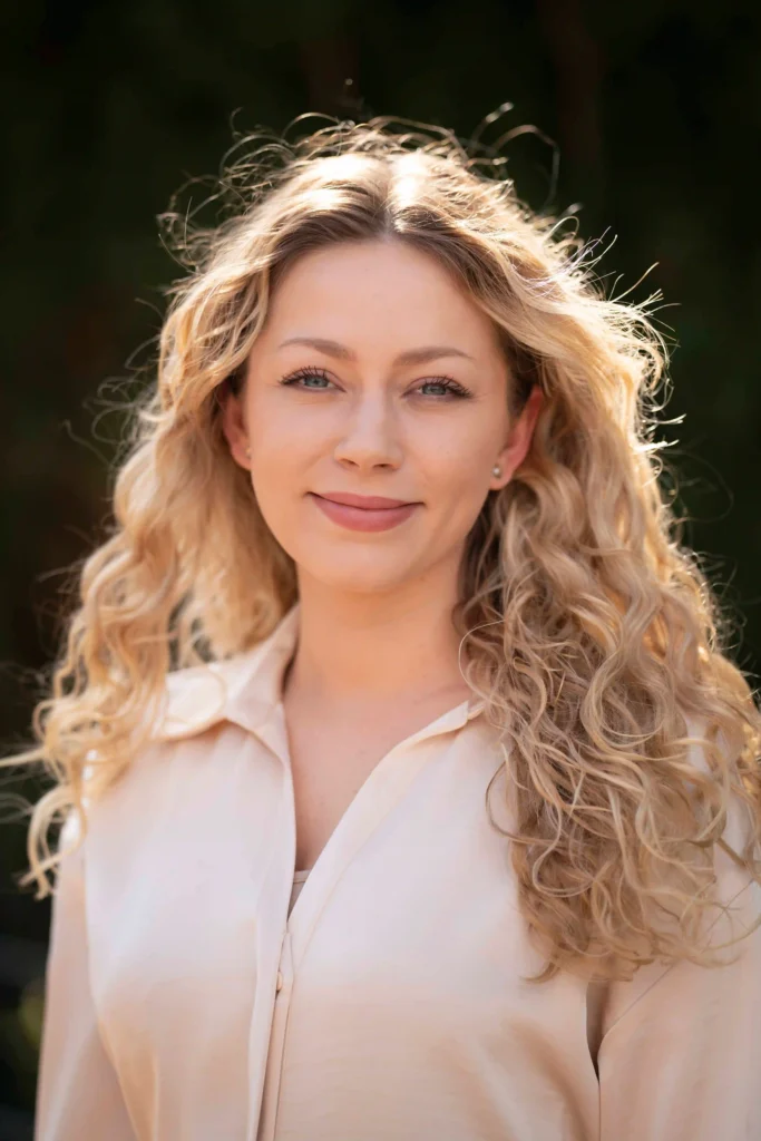 Portrait der zeitgenössischen Künstlerin Janina Abendroth im natürlichen Licht.