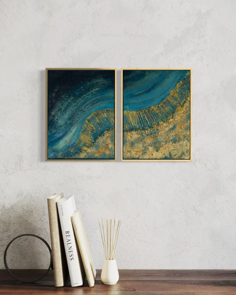 Diptychon aus abstrakter Acrylkunst in Blau- und Goldtönen mit fließender Wellenbewegung.